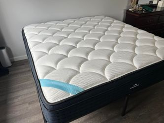 The DreamCloud Premier, Queen, Like New, Perfect Condition