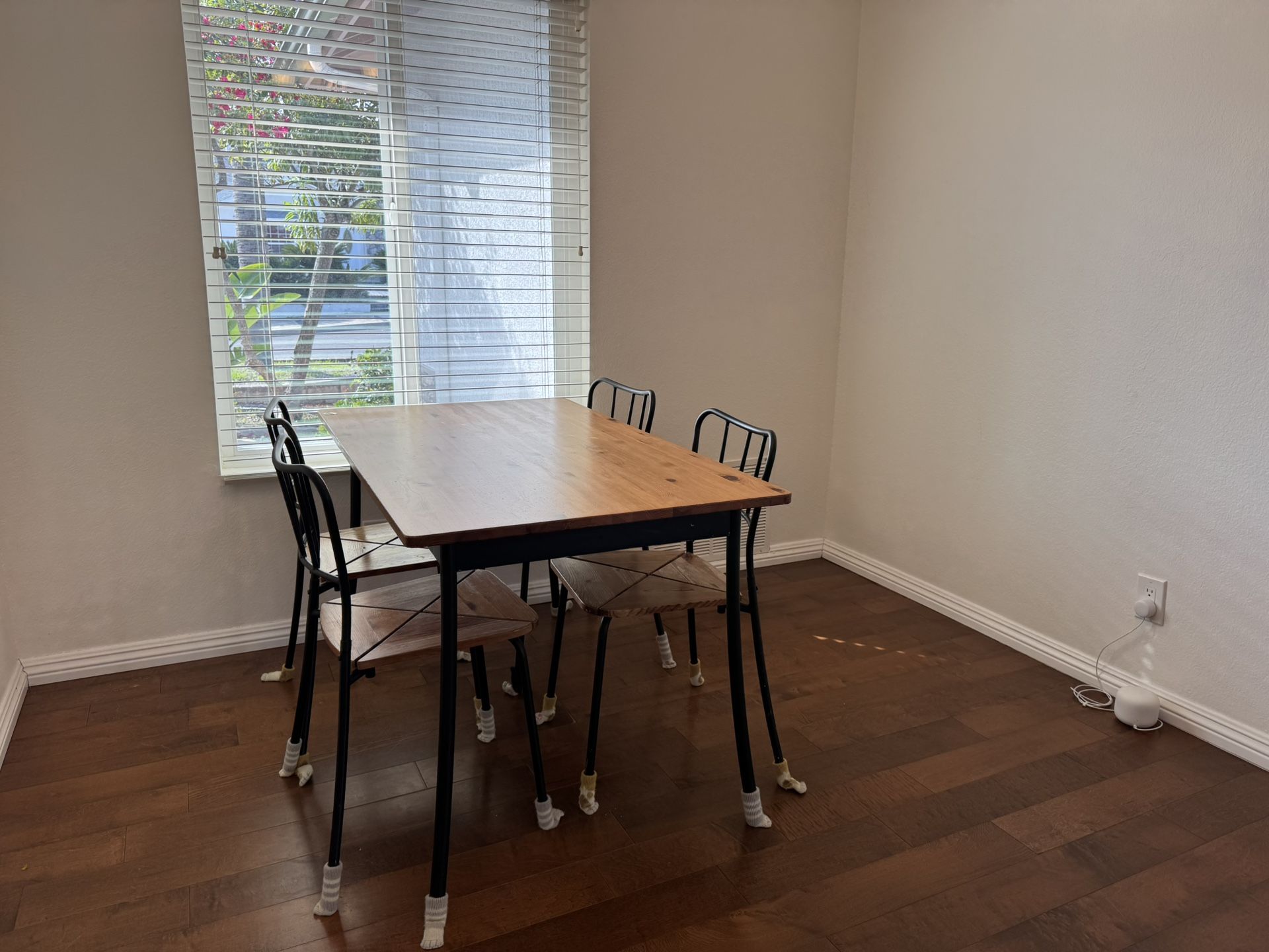 Dining Table With Four Chairs 