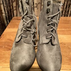 Grey/beige boots (7.5)