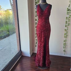 Burgundy sequin maxi dress with open back, v neck, zipper closure, adjustable straps, and slit 
/ SIZE 8 / PROM / PARTY DRESS