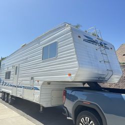 2005 Weekend Warrior Toyhauler Fifth Wheel