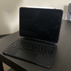 iPad Air M1 64GB With Accessories 