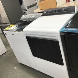 New Scratch And Dent Whirlpool Washer And Dryer Set. 1 year Warranty 