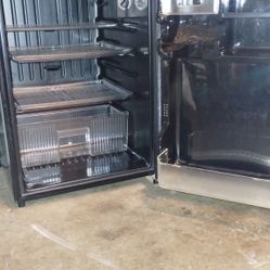 Sanyo Mini bar fridge .