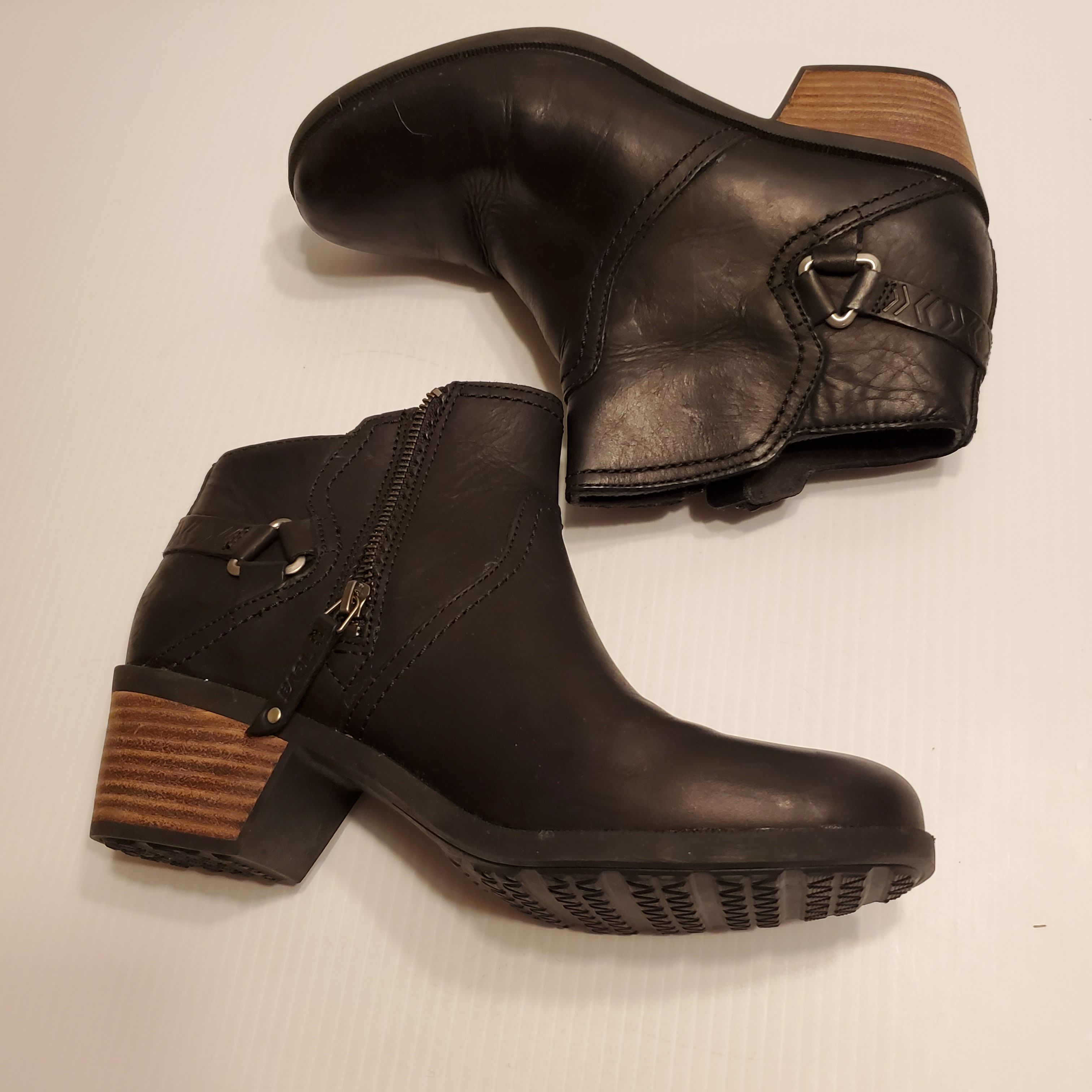 TEVA W FOXY BLACK LEATHER ZIP ANKLE BOOTS, WOMEN US 9.5 New, comes with original box. MPN 1012462. Model W Foxy Leather.