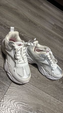 Kids Reebok size 2, in new condition