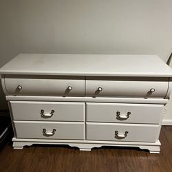 Cute dresser with mirror