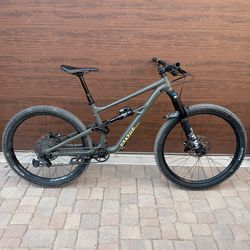2022 Specialized Status 140 (Medium/S3)