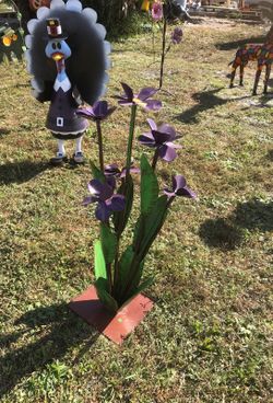 3 ft iron flowers 💐 - yard decor