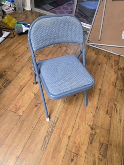 Folding chairs (x5)