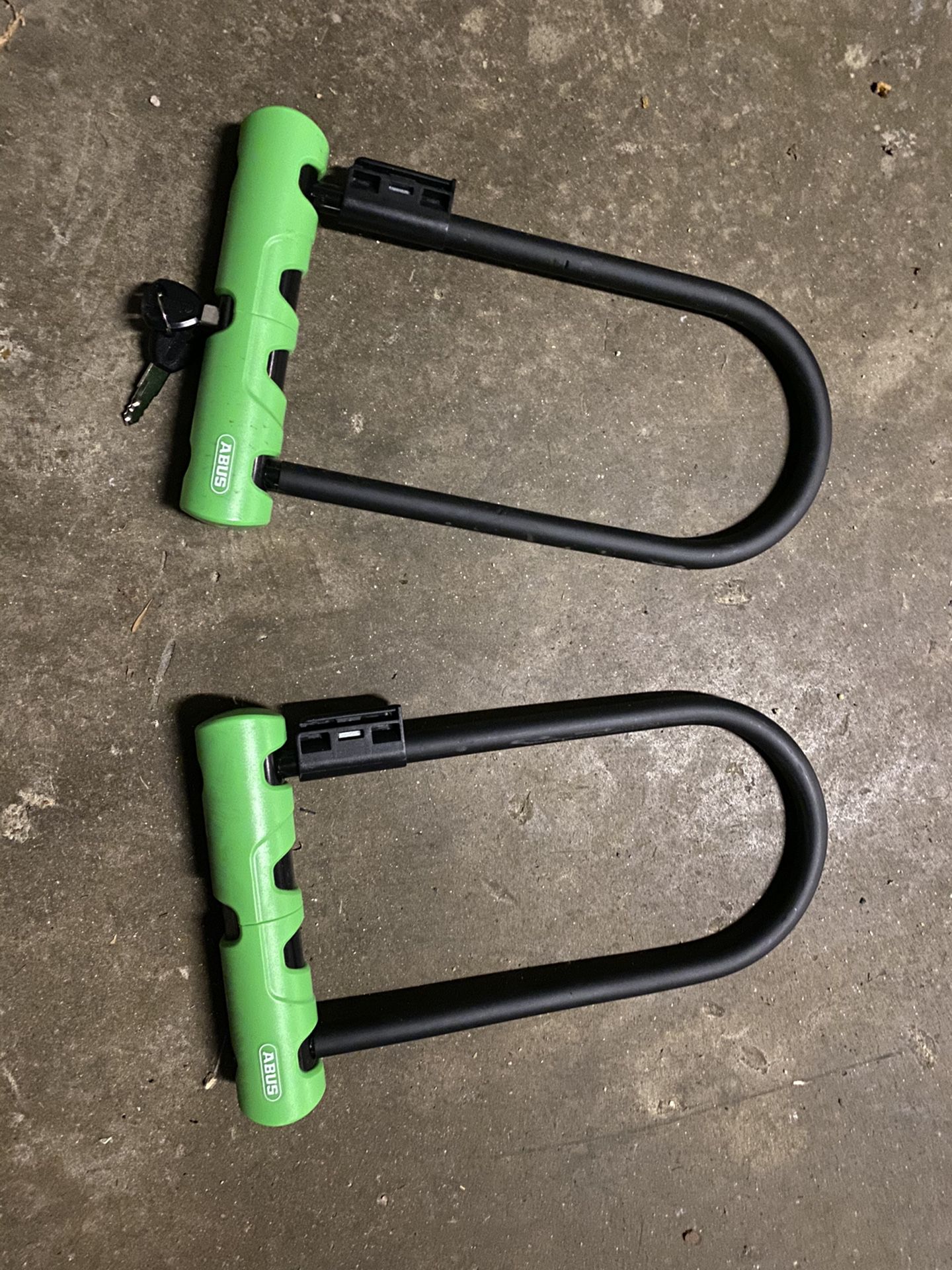 bike accessories( locks lights phone holders and bike basket)