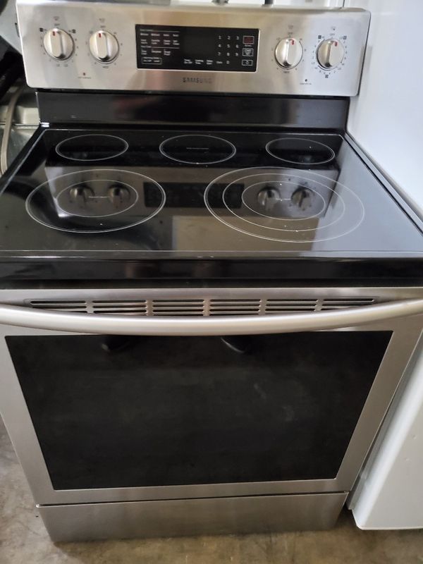 SAMSUNG ELECTRIC STOVE 220V STAINLESS STEEL for Sale in Moreno Valley