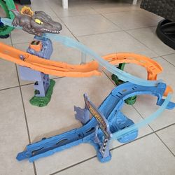 Hot Wheels Toy Car Track Set, RacerVerse Jurassic World Crash & Splash Playset