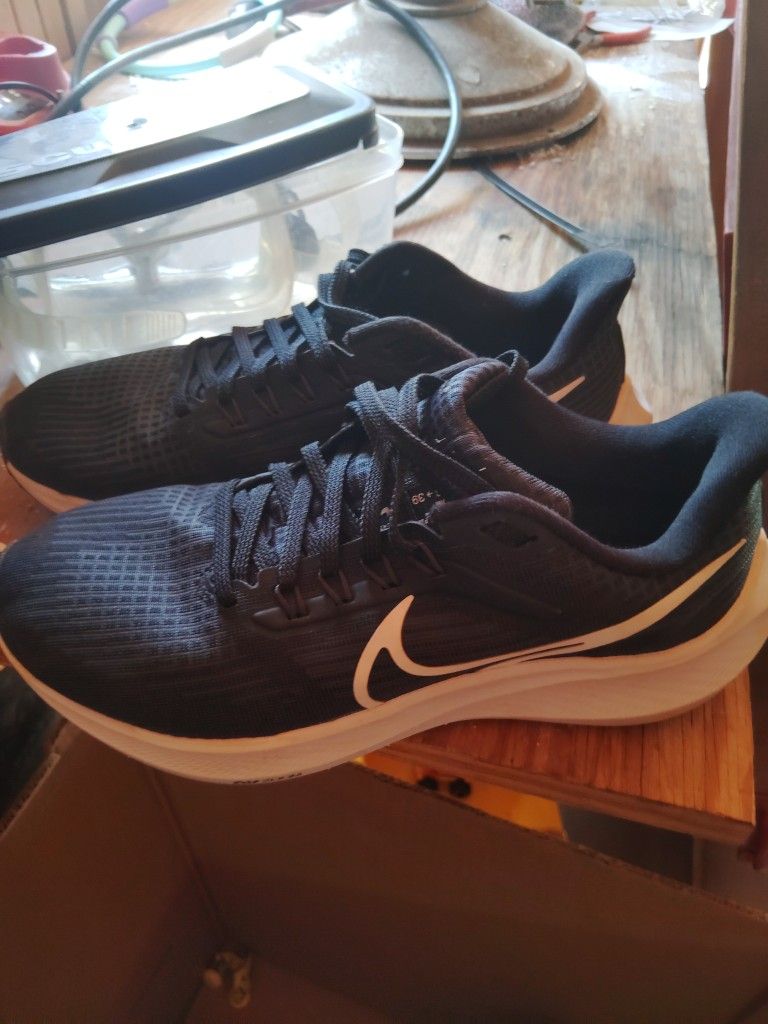 Women's Size 7 Nike Air Zoom