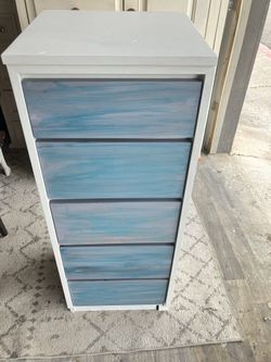 Minimalist chest of drawers