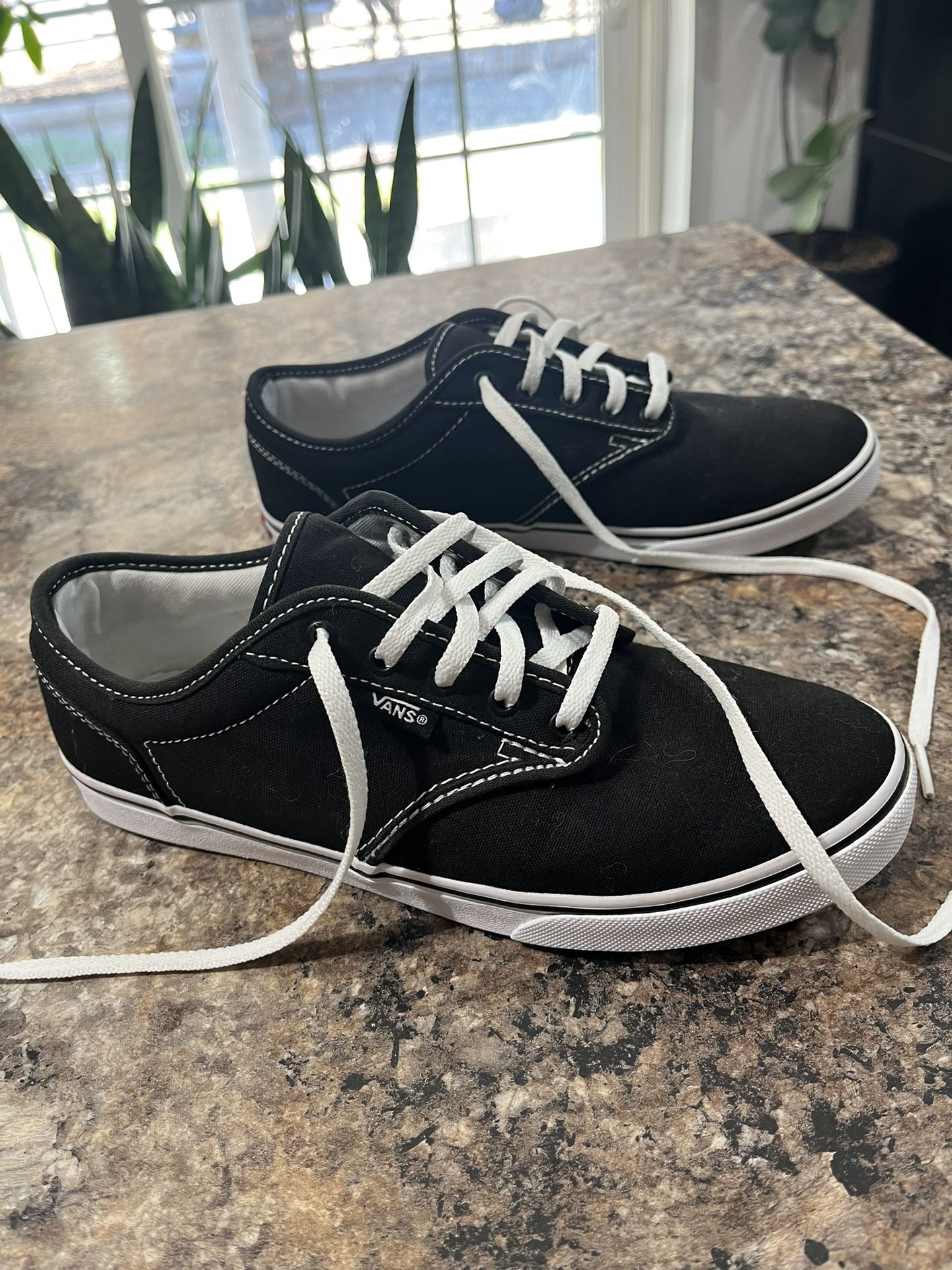 Vans old school authentic canvas skate shoe black size 7 woman. Sneakers, tennis shoes.