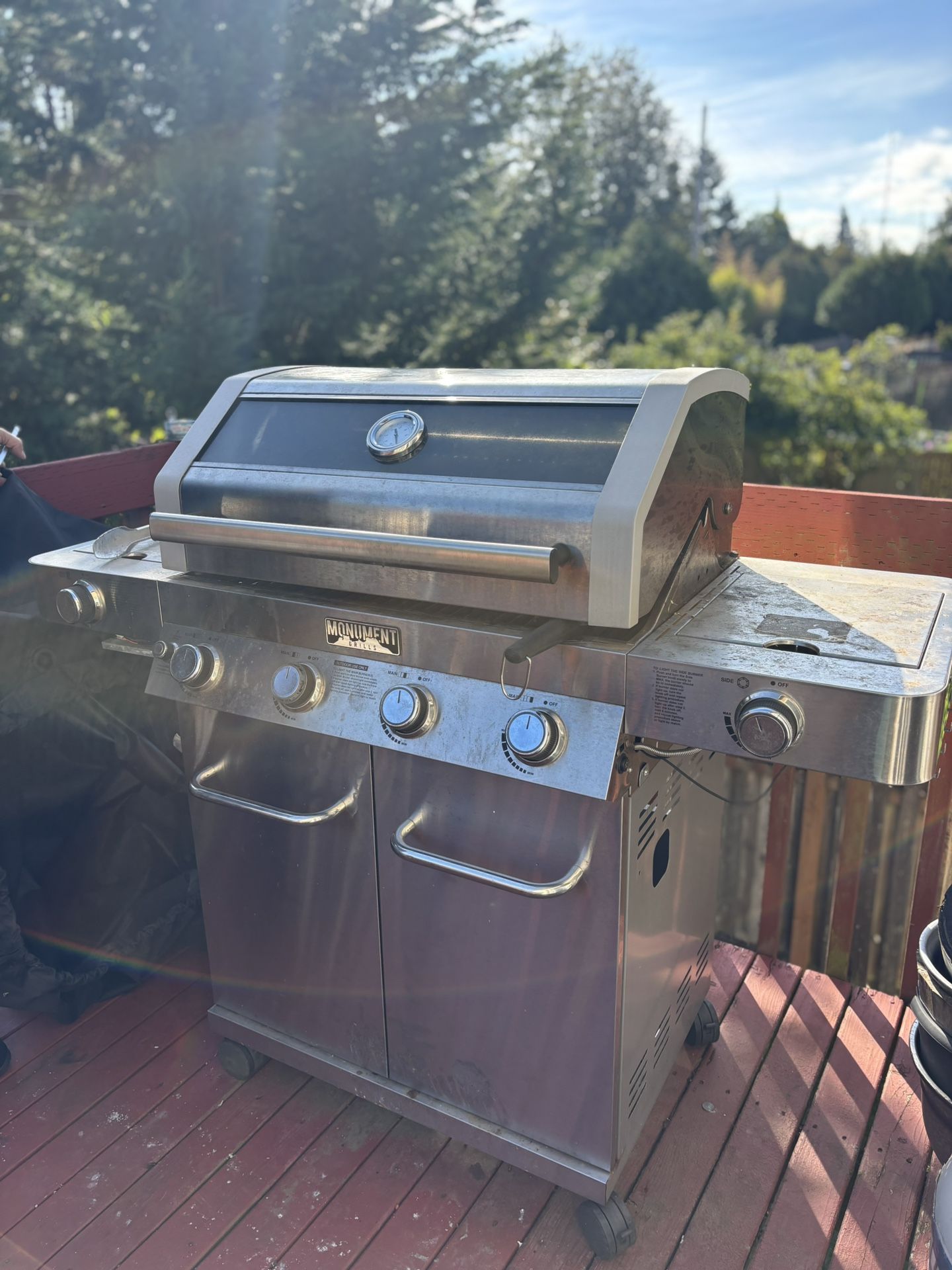 MONUMENT BBQ GRILL