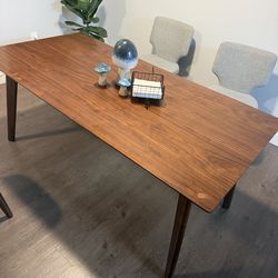 Genaro Dining Table ( ROOMS TO GO )