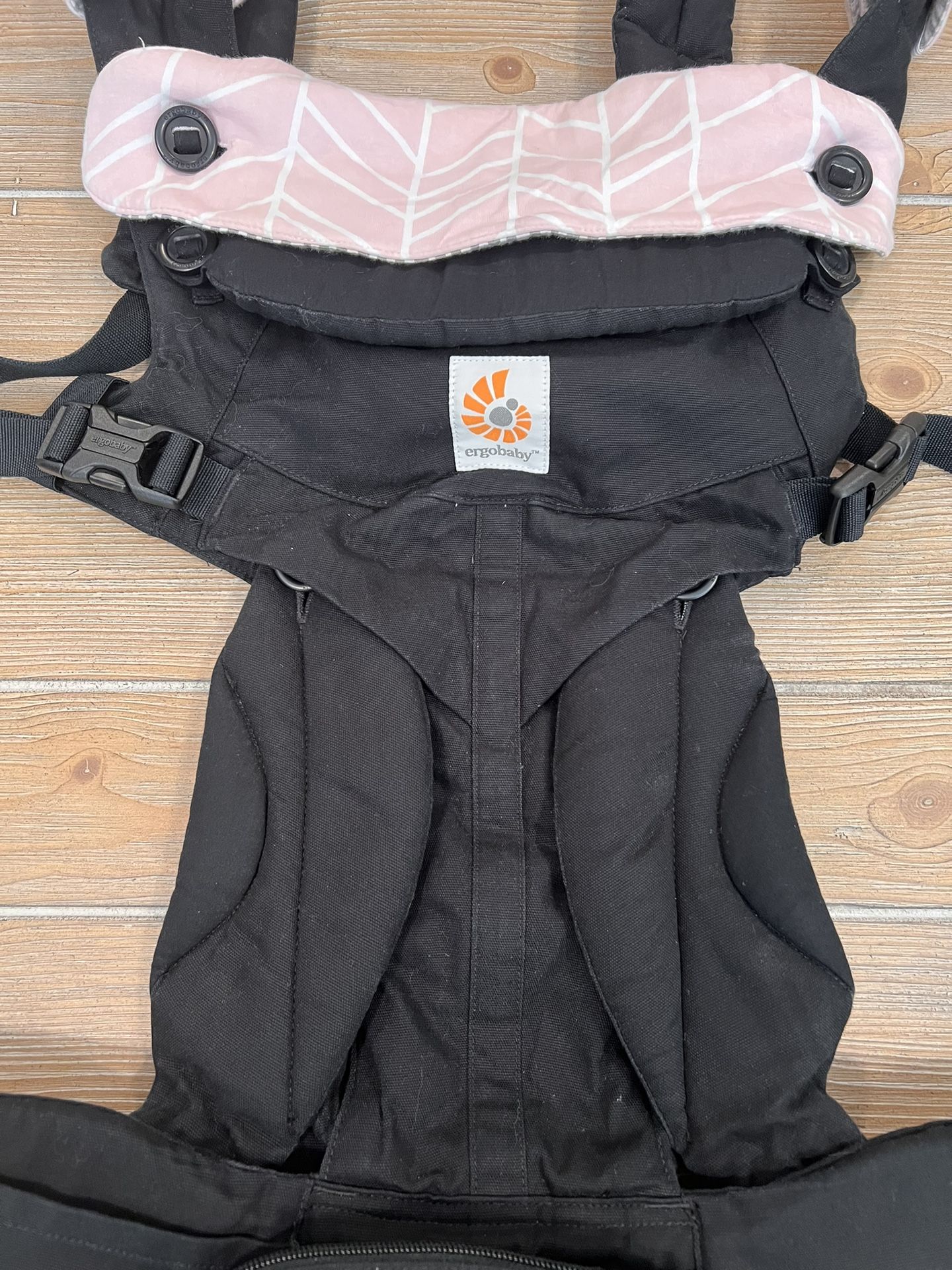 BUNDLE ERGObaby Omni 360 Carrier WITH Pink Drool Bib Pad Accessories