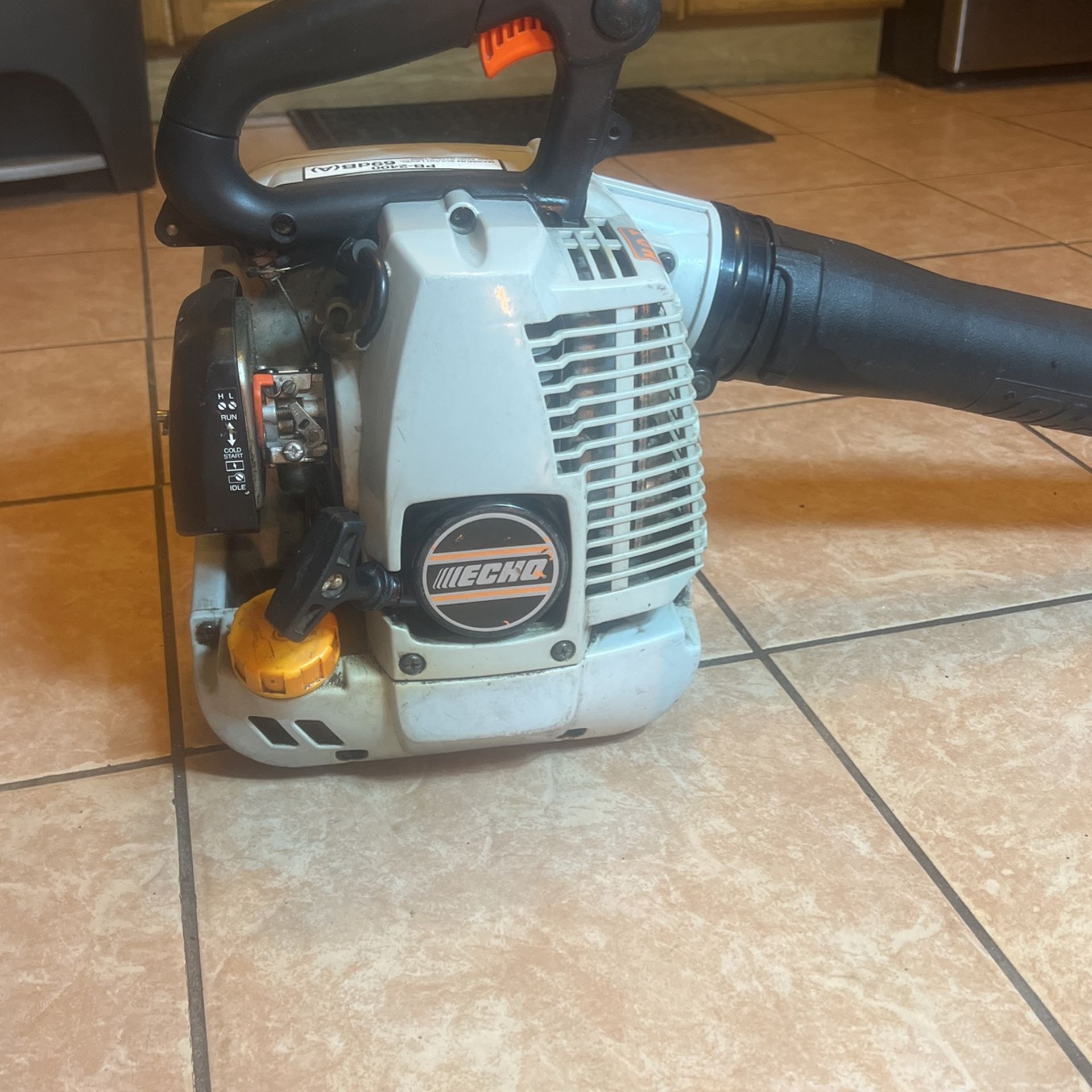 ECHO PB2400 handheld leaf blower works like new !