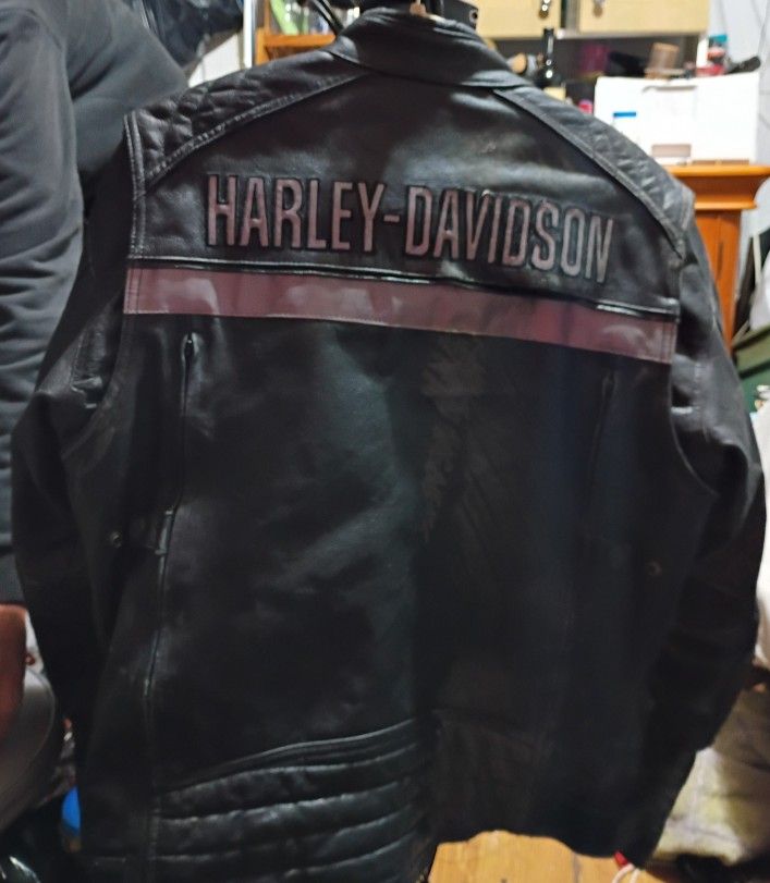 Harley Davidson Leather Motorcycle Jacket with Pads - Mens Medium