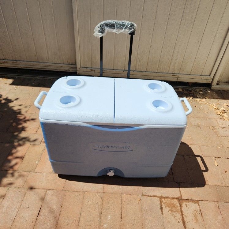 Rubbermaid Wheeled Portable Cooler