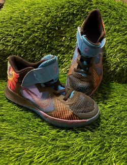 Kid shoes Nike size 13.5 used no box