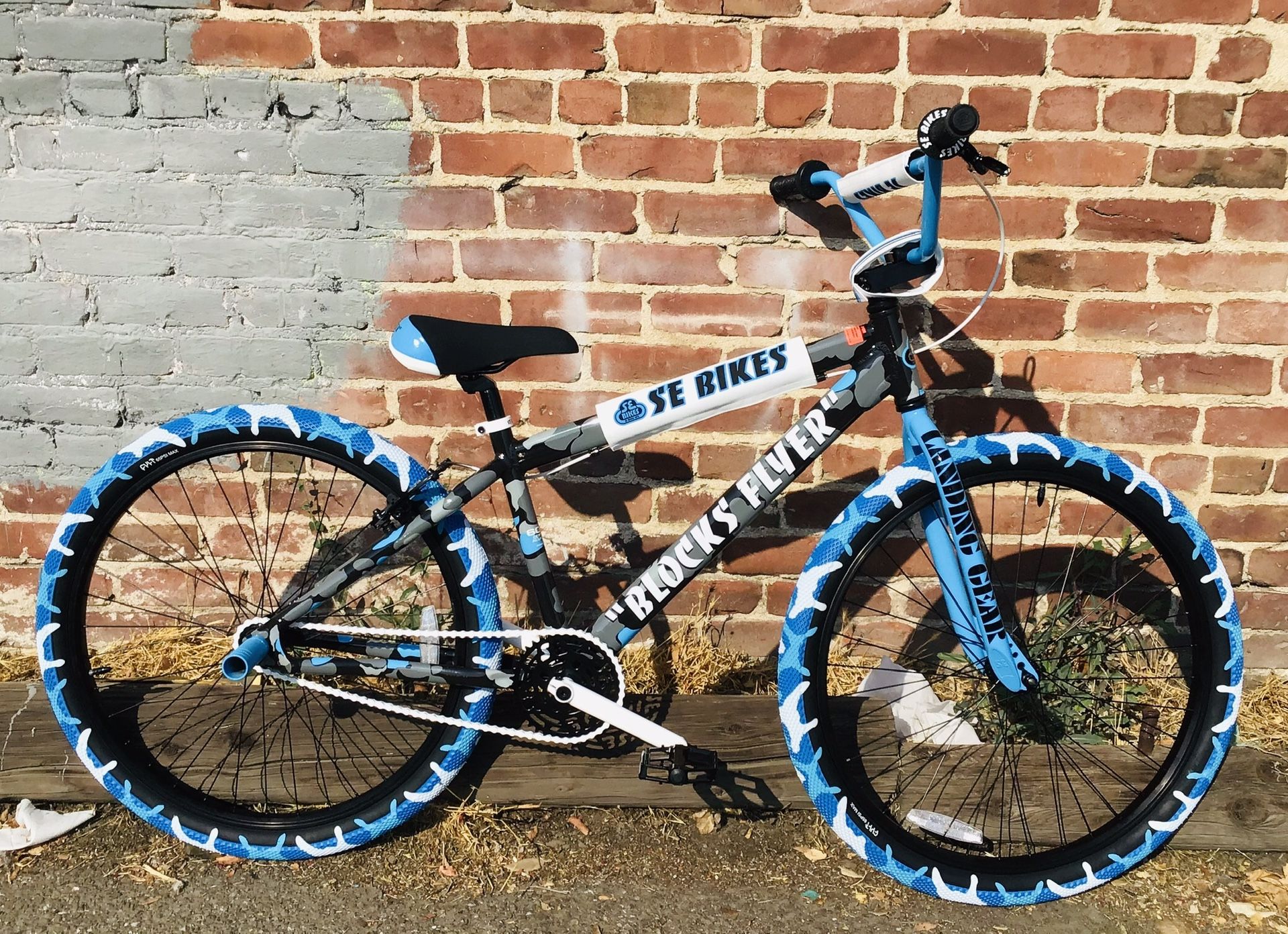 SE Bikes - Got Blocks!? The 26” Blocks Flyer is the bike to have if you want to raise it up with the crew and catch some blocks. The Blocks Flyer frame