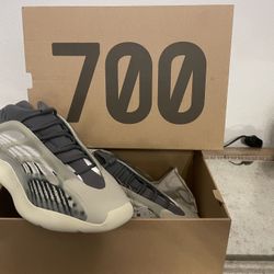 Men’s Designer Sneakers Yeezy 700