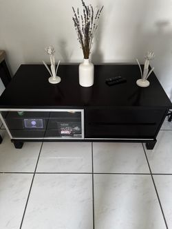 Black wood TV Stand with Glass Door and 2 drawers / Mesa de madera de TV negra con puerta de vidrio y dos cajones