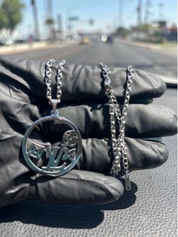 Silver LuLu necklace $10
