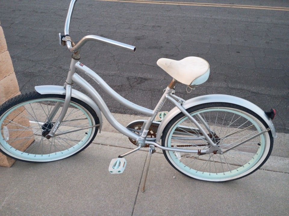 Girls Huffy Bike Read Description