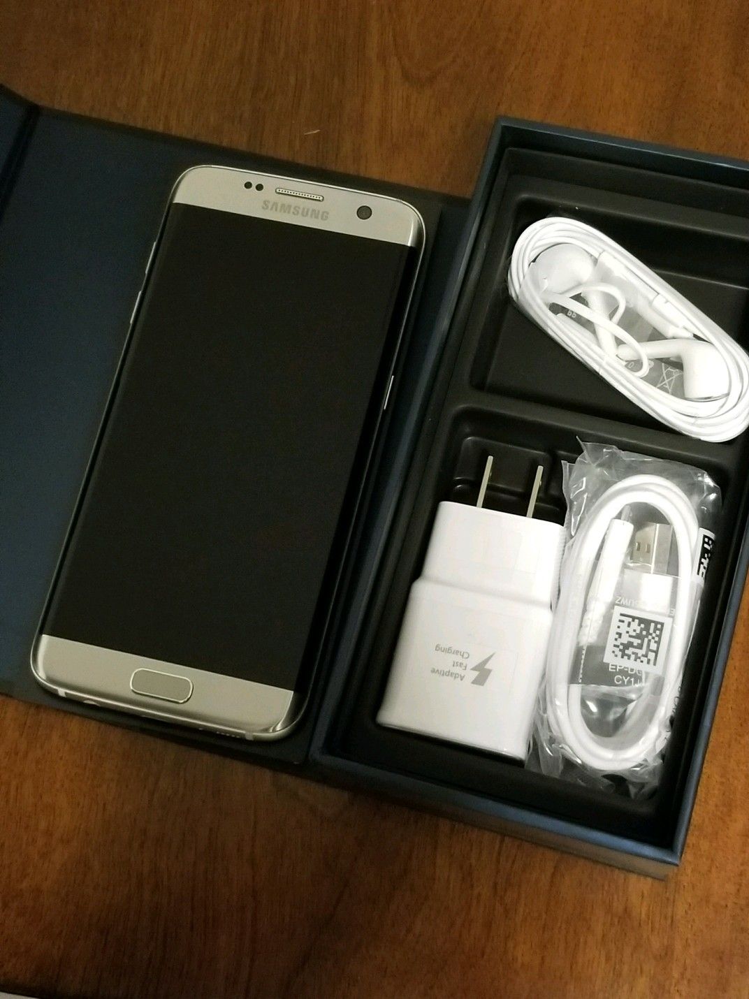 Samsung Galaxy S7 Edge. Factory Unlocked and Usable with Any Company Carrier SIM Any Country