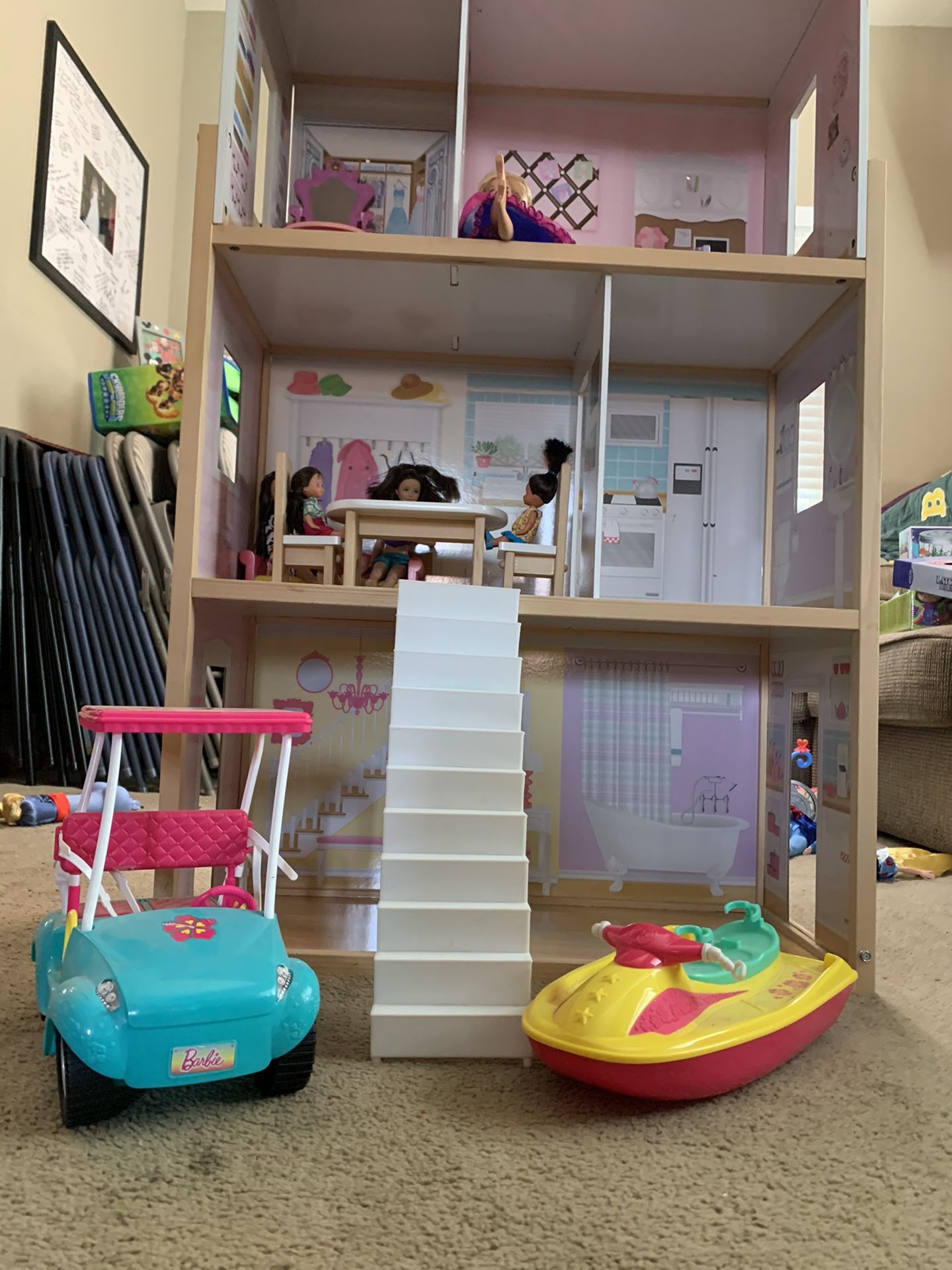 Doll House with a lot of dolls