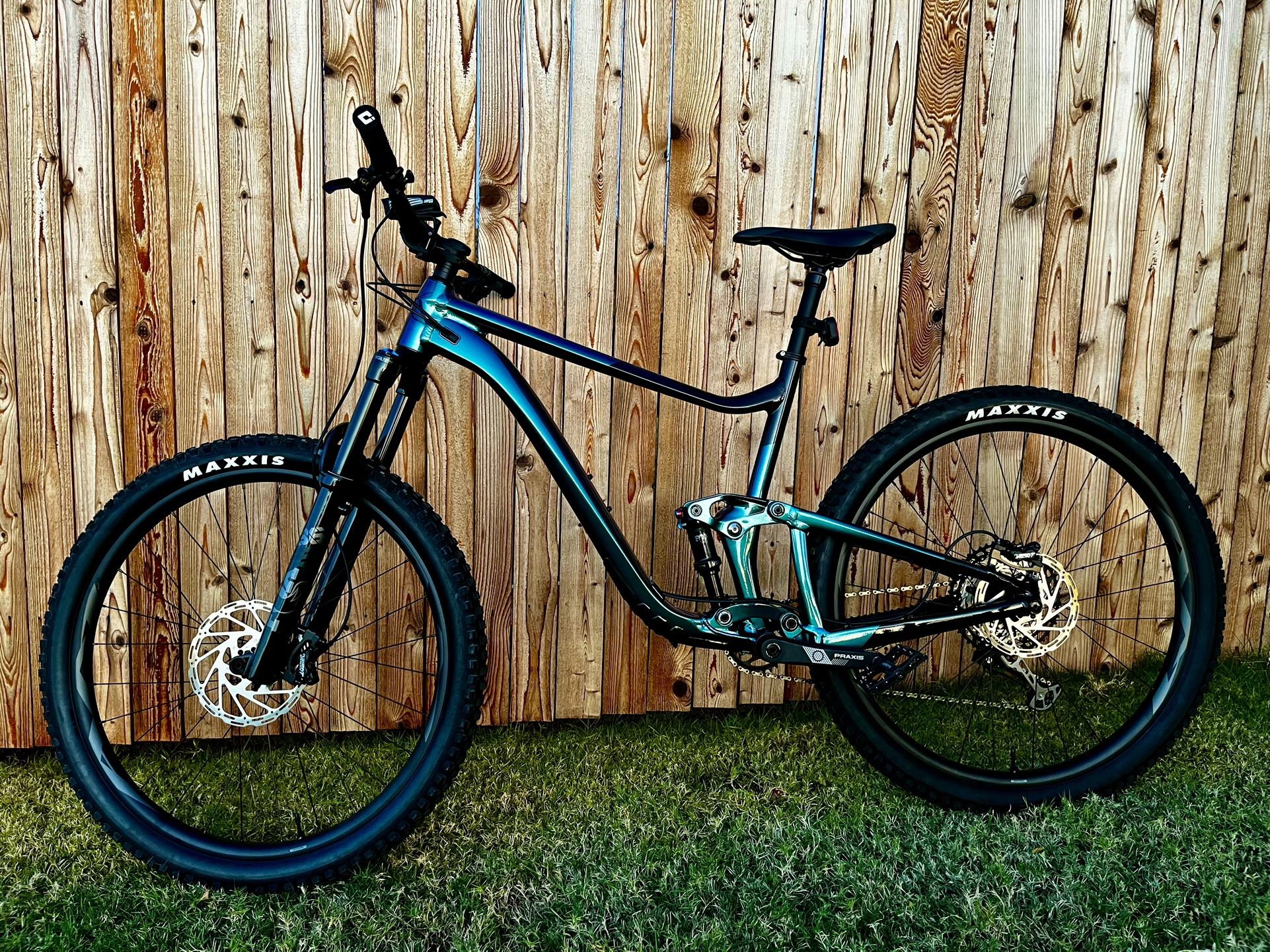 NEW, BARELY RIDDEN! XL Giant Trance X 1 29er with special edition Chameleon Blue Paint!