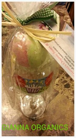 B day wine glass filled with bath bomb fizzes