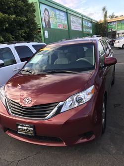 2014 TOYOTA SIENNA LIKE NEW