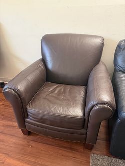 Single seater leather sofa (Dover NH)