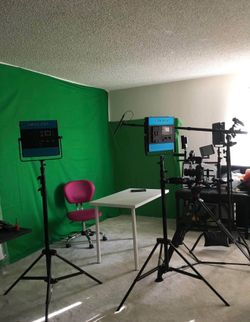 10 x 10 ft Green Screen Backdrop Stand Kit – Includes Green Screen Poles & 7 Clamps *BARELY USED*