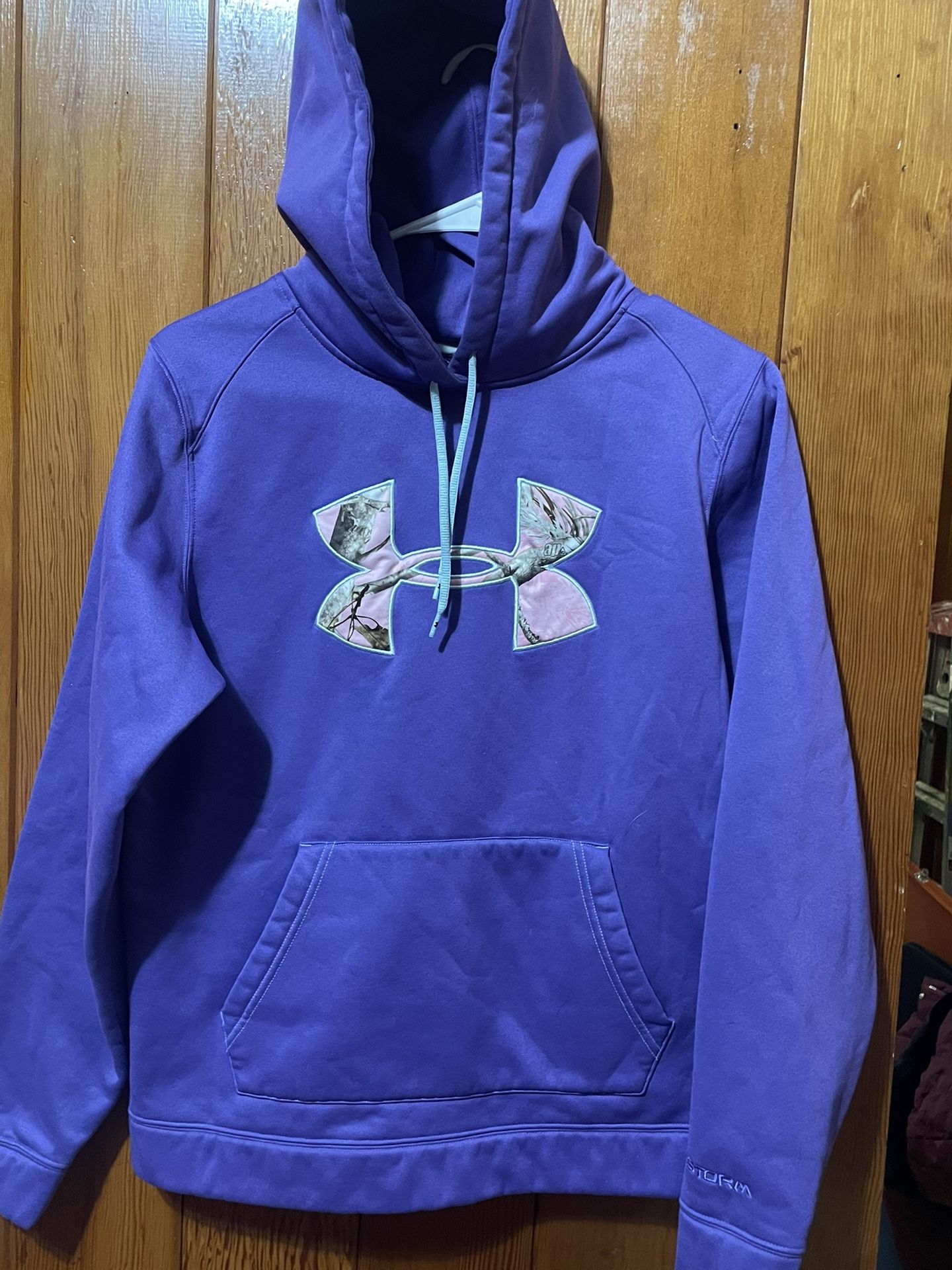 Women’s Size Med Grey Unser Armour Hoodie!