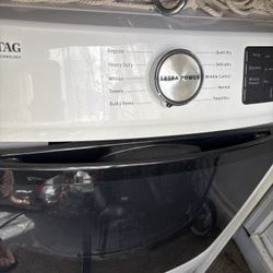 Maytag Washer And Dryer Almost New 1yr , Selling Because Space It’s To Small, Hardly Never Used Bought For 2,000 Selling For 999.00 Both 