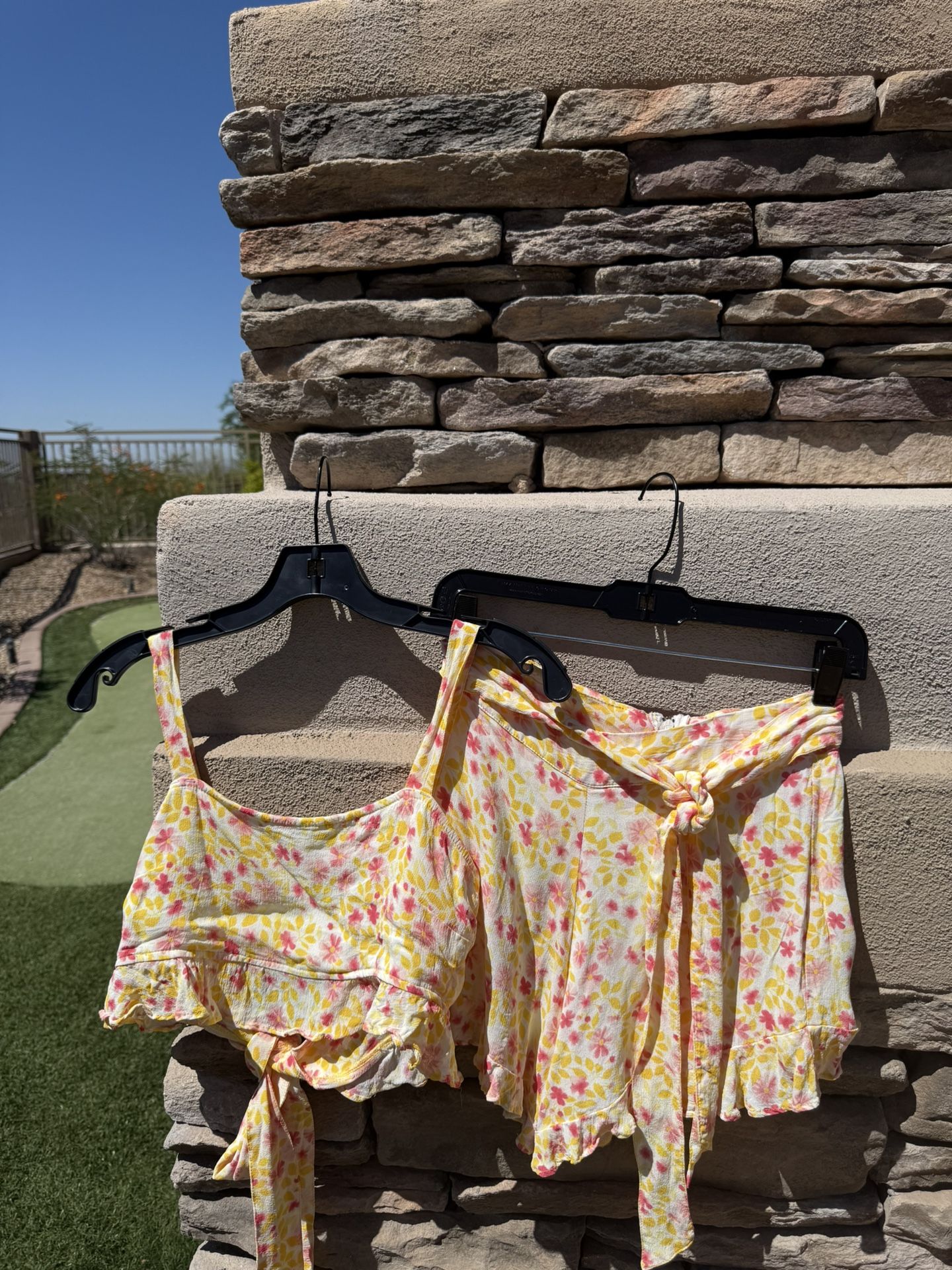 Winston White Harlie Yellow floral short and top set women’s size small Fabric: 100% viscose HARLIE Winston White Harlie Short The Harlie Short feat