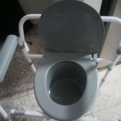 NEW PORTABLE COMMODE