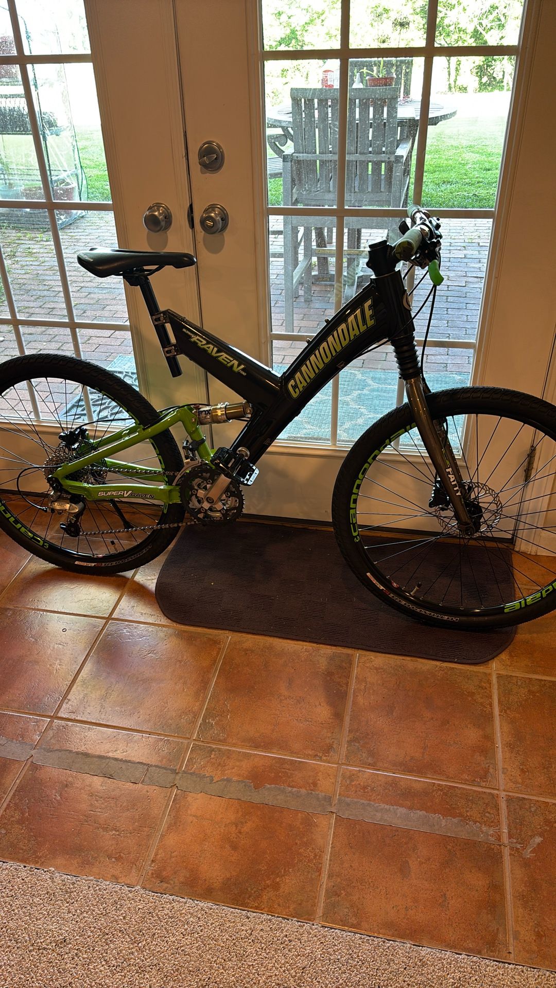 Cannondale Super V 700 Raven Full Suspension Mountain Bike