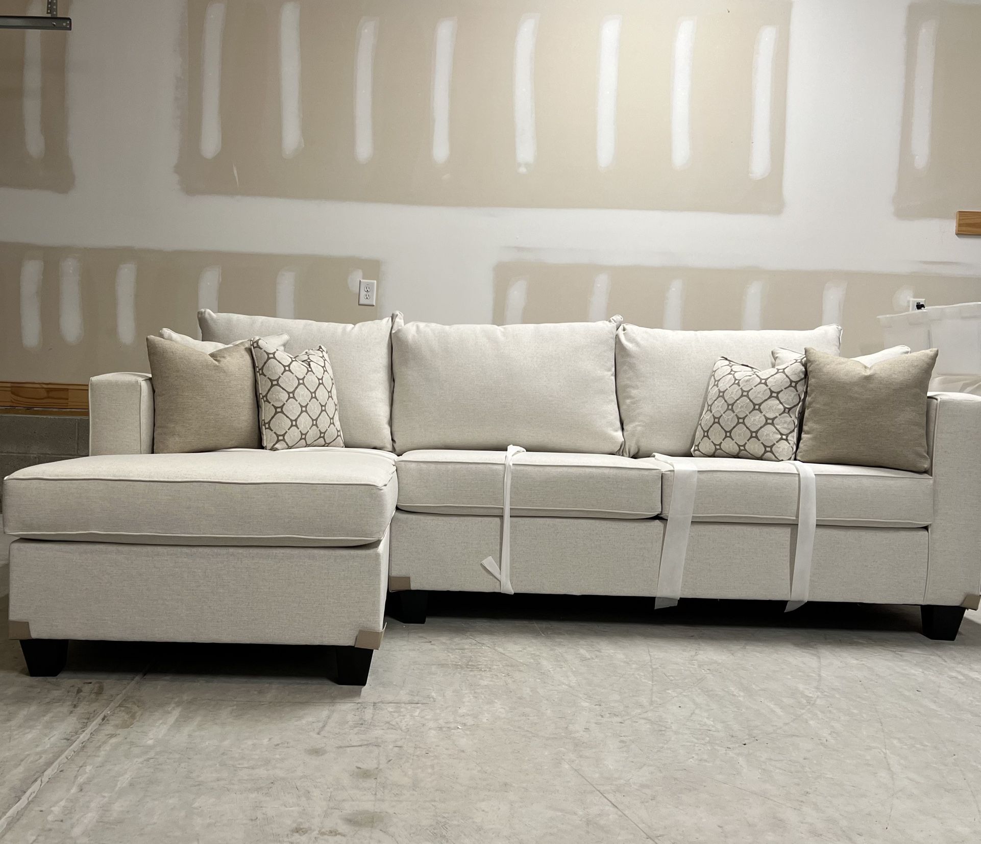 ⚪️New Sofa Chaise Sectional in Cotton White