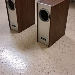 vintage Akai SW-30 Jet Stream Speakers-Pair