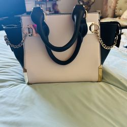 WHITE AND  BLACK ACCENT PURSE $15.00