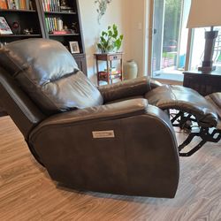 Stant duel leather power recliner