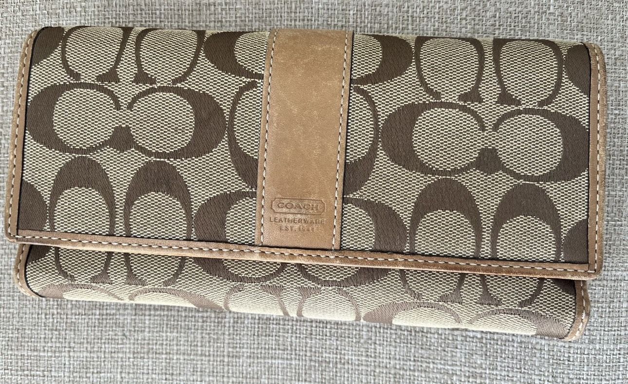 coach medium wallet beige color preowned hardly used