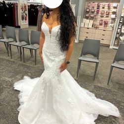 OLEG CASSINI
Lace Applique Mermaid Strapless Wedding Dress
Size 8
STYLE# CWG912